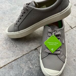 NWT Cariuma Premium Leather OCA Low- Mens 8, Ladies 9.5